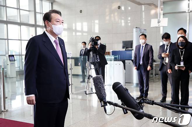 윤석열 대통령이 10일 오전 용산 대통령실 청사에서 '이태원 참사' 후 첫 출근길 문답(도어스테핑)을 하고 있다. 2022.11.10/뉴스1 ⓒ News1 오대일 기자