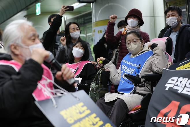 전국장애인차별철폐연대 활동가들이 10일 오전 서울 종로구 광화문역에서 열린 '제45차 출근길 지하철 탑니다' 시위에서 구호를 외치고 있다. 전장연은 이날 장애인 이동권 토론회 및 이동권 예산 촉구 이어말하기를 위해 지하철을 타고 국회로 향하면서 장애인권리예산 보장을 촉구했다. 2022.11.10/뉴스1 ⓒ News1 안은나 기자