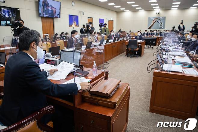 정청래 국회 과학기술정보방송통신위원장이 지난달 17일 서울 여의도 국회에서 열린 과학기술정보방송통신위원회 전체회의에서 2022년도 국정감사 증인 및 참고인 출석 변경의 건을 의결하고 있다./뉴스1 ⓒ News1 유승관 기자