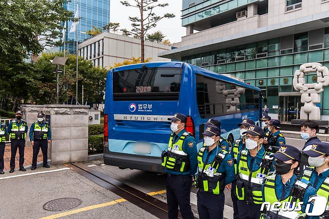 미성년자 성폭행범 김근식을 태운 호송차가 지난달 16일 오후 경기 안양시 동안구 수원지방검찰청 안양지청으로 들어가고 있다. /뉴스1