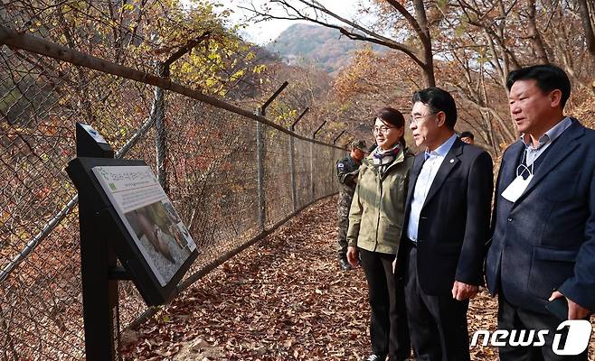 ‘계룡 안보생태 탐방로’ 준공식을 마친 후 관계자들이 탐방로를 둘러보고 있다. 왼쪽부터 김미정 시의원, 이응우 시장, 조광국 시의원. (계룡시 제공) /뉴스1