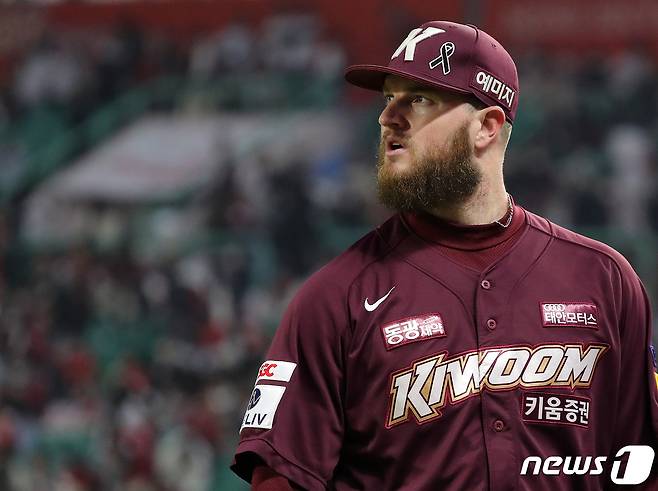 8일 오후 인천시 미추홀구 SSG 랜더스필드에서 열린 프로야구 '2022 신한은행 SOL KBO 포스트시즌' 한국시리즈 6차전 키움 히어로즈와 SSG 랜더스의 경기, 키움 선발 애플러가 1회말 이닝을 실점 없이 마친 후 더그아웃으로 향하고 있다. 2022.11.8/뉴스1 ⓒ News1 김진환 기자