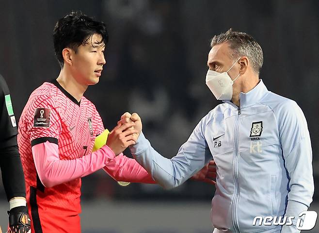 5일 오후 경기도 고양시 고양종합운동장에서 열린 2022 국제축구연맹(FIFA) 카타르 월드컵 아시아지역 2차 예선 대한민국과 투르크메니스탄의 경기에서 승리를 거둔 파울루 벤투 감독이 손흥민과 주먹인사를 하고 있다. 이날 경기는 대한민국이 5대0으로 승리했다. 2021.6.5/뉴스1 ⓒ News1 이재명 기자