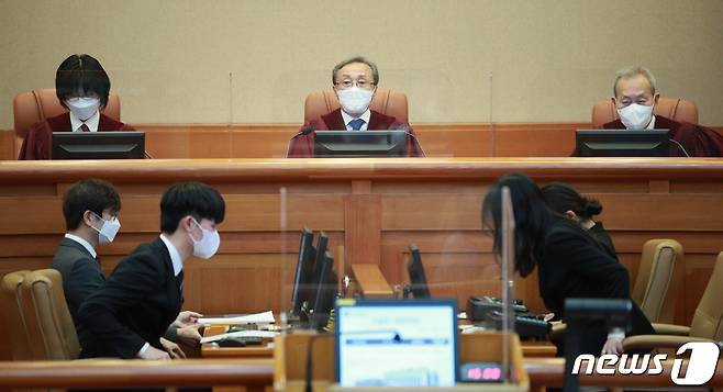 유남석 헌법재판소장과 재판관들이 10일 오후 서울 종로구 헌재 대심판정에서 열린 후천성면역결핍증 예방법(에이즈 예방법) 제19조 등 위헌제청 사건에 대한 공개변론에 자리하고 있다. 2022.11.10/뉴스1 ⓒ News1 안은나 기자