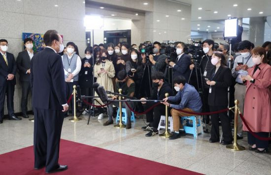 윤석열 대통령이 10일 오전 서울 용산 대통령실 청사로 출근, 기자들과 질의응답을 하고 있다.＜이미지출처:연합뉴스＞