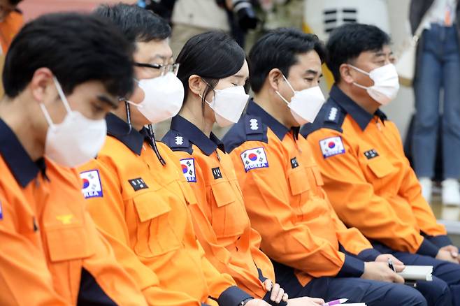 9일 오전 서울 용산소방서에서 소방대원들이 이재명 더불어민주당 대표와 간담회를 진행, 동료 대원의 이태원 참사 관련 의견을 청취하며 침통해 하고 있다. /뉴스1