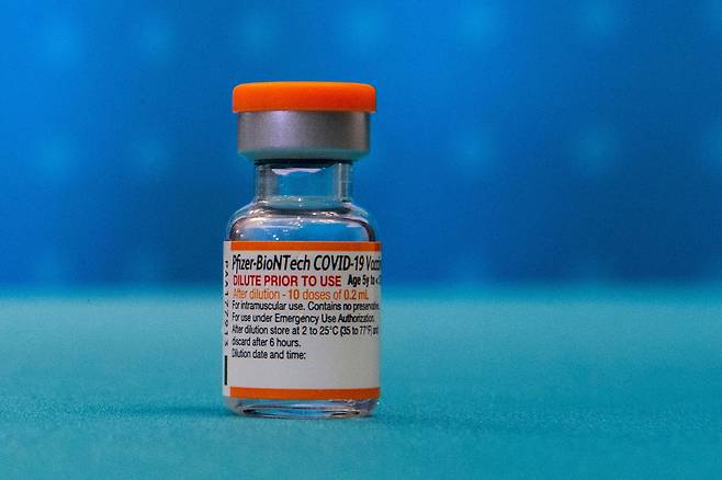 <YONHAP PHOTO-4910> (FILES) In this file photo taken on November 02, 2021, a vial of the new children's dose of the Pfizer-BioNTech Covid-19 vaccine at Hartford Hospital in Hartford, Connecticut. - Pfizer reported higher quarterly profits on November 1, 2022, as it lifted its full-year forecast for coronavirus vaccine sales and predicted Covid-19 would yield billions more in revenues for the forseeable future. The big US drugmaker now expects 2022 sales of the Comirnaty Covid-19 vaccine of $34 billion, up $2 billion from the prior outlook. (Photo by JOSEPH PREZIOSO / AFP)/2022-11-01 22:15:20/ <저작권자 ⓒ 1980-2022 ㈜연합뉴스. 무단 전재 재배포 금지.>