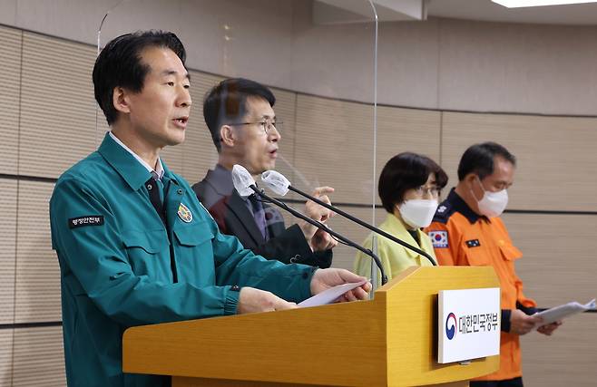 김성호 행정안전부 재난안전관리본부장이 10일 오전 세종시 정부세종청사에서 '이태원 사고' 관련 중대본 회의 주요 논의사항 등을 브리핑하고 있다. /연합뉴스