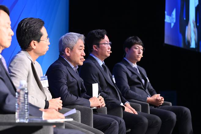 국내 첨단 바이오 업계 전문가들이 10일 서울 중구 웨스틴 조선호텔 그랜드볼룸에서 조선미디어그룹의 경제 전문 매체 조선비즈가 개최한 ‘헬스케어이노베이션 포럼(HIF) 2022’에 참여해 산업 경쟁력과 향후 발전 방향을 논의했다. 사진은 왼쪽부터 이병건 지아이이노베이션 회장과 유종만 오가노이드사이언스 대표이사, 배신규 엠디뮨 대표이사, 이동기 올릭스 대표이사, 이민우 듀셀바이오테라퓨틱스 대표이사. /조선비즈