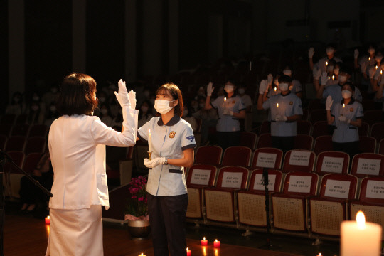 청운대학교(총장 이우종) 간호학과는 9일 신애관 강당에서 전문 간호인으로 사명과 책임을 각오하는 제12회 나이팅게일 선서를 했다. 사진=청운대 제공