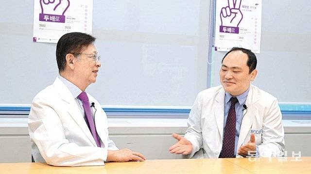 김선회 중앙대광명병원 외과 교수(췌장암네트워크 대표·왼쪽)와 우상명 국립암센터 간담도췌장암센터 내과 교수가 ‘췌장암 완치율 10년
 내 두 배로’ 캠페인에 대해 이야기를 나누고 있다. 췌장암 치료와 캠페인에 대해 궁금한 내용은 
췌장암네트워크(kpcn.or.kr@gmail.com)에 문의하면 답변을 해준다.이진한 기자 likeday@donga.com