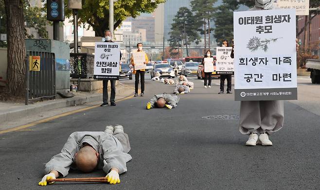 조계종 사회노동위원회 스님들이 10일 남대문 도로에서 이태원 참사 진상규명을 촉구하는 오체투지를 하고 있다. 연합뉴스