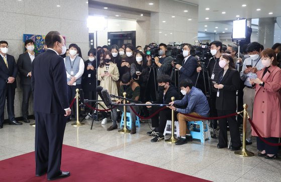 윤석열 대통령이 10일 오전 서울 용산 대통령실 청사로 출근해 기자들과 질의응답을 하고 있다. 연합뉴스