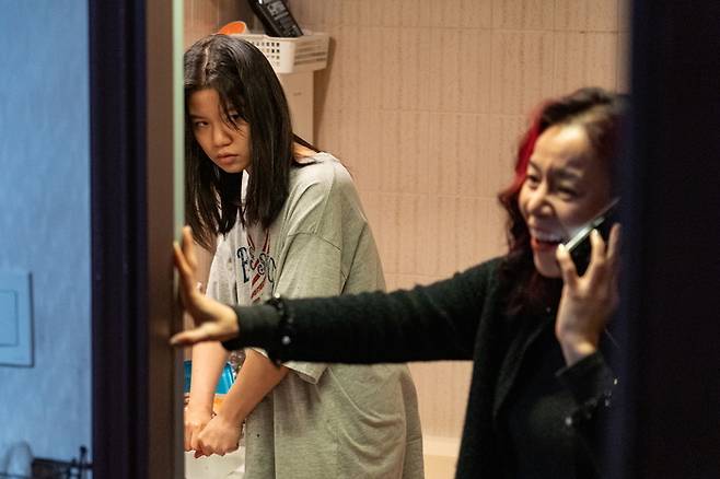 영화 <같은 속옷을 입는 두 여자>의 이정(왼쪽·임지호)과 수경(양말복)은 사이가 좋지 않다. 찬란 제공.