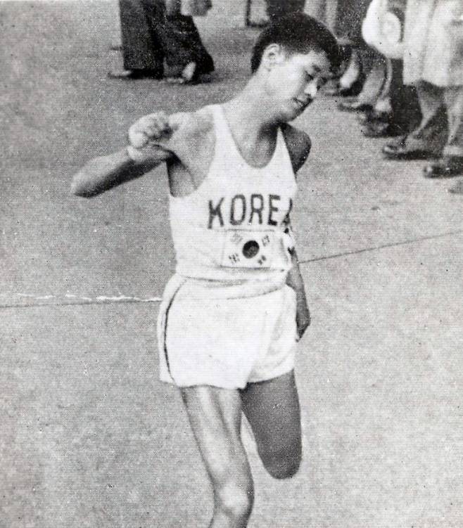 1950년 보스턴 마라톤에서 1위로 결승선을 통과하는 함기용 선생. 대한육상연맹제공