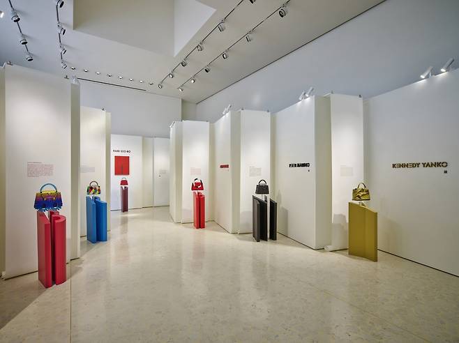 An installation view of "Louis Vuitton ArtyCapucines Presentation" at Louis Vuitton Maison Seoul (Louis Vuitton, GIZI Foundation)