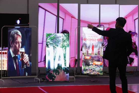 Digital panels for outdoor advertising are displayed at the Korea International Sign & Design Show held at Coex in Gangnam District, southern Seoul, on Thursday. Various outdoor advertising equipment including printers, drones and AI technology are on exhibit at the industry’s largest event. [YONHAP]