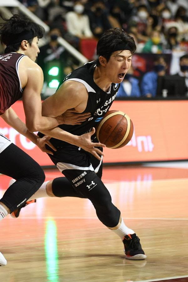 돌파를 시도하는 서울 삼성의 이정현.   한국프로농구연맹(KBL)