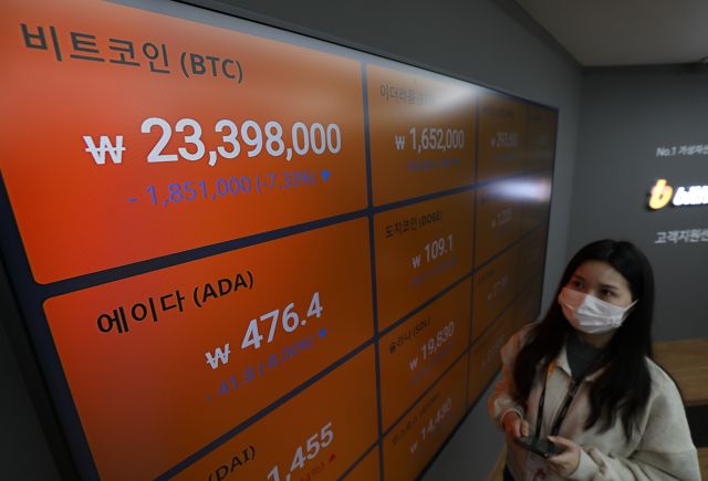 비트코인을 포함한 암호화폐 시세가 10일 오전 서울 서초구 빗썸 고객지원센터 전광판에 표시되고 있다. 뉴시스