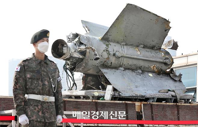 北이 NLL넘어 동해로 쏜 지대공미사일 추정 잔해 북한이 지난 2일 북방한계선(NLL)을 넘어 남쪽으로 발사한 미사일이 SA-5 지대공 미사일(오른쪽 작은 사진)인 것으로 판명됐다.  왼쪽 사진은 지난 6일 동해상에서 인양한 북한 SA-5 미사일 잔해로 9일 서울 용산구 국방부 청사앞에서 공개됐다. 한편 북한은 9일  평안남도 숙천 일대에서 단거리 탄도미사일 1발을 동해상으로 발사했다. /사진제공=국방부 김호영기자