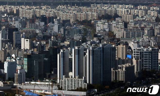 (서울=뉴스1) 송원영 기자 = 지난달 서울 아파트 매매량은 한 달 만에 역대 최저치를 새로 썼고, 미분양은 한 달 사이 27% 증가한 것으로 나타났다. 금리 인상과 집값 하락 우려로 주택 시장이 꽁꽁 얼어붙고 있다.   31일 국토교통부의 '9월 주택통계'에 따르면 올해 들어 9월까지 전국의 주택 매매량(누계)은 41만7794건으로 전년 동기 대비 49% 감소했다. 9월 한 달간 주택 거래량은 3만2403건으로 1년 전보다 60.3% 줄었다.  사진은 이날 서울 송파구 롯데월드타워 전망대 서울스카이에서 바라본 아파트 단지 모습. 2022.10.31/뉴스1  Copyright (C) 뉴스1. All rights reserved. 무단 전재 및 재배포 금지.