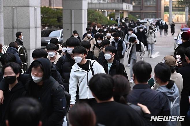 [수원=뉴시스] 김종택기자 = 지난해 11월 수원시 영통구 태장고등학교에서 수능 시험을 마친 수험생들이 고사장을 나서고 있는 모습. 2021.11.18. jtk@newsis.com