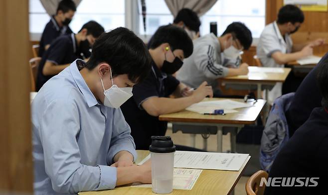 [전주=뉴시스] 김얼 기자 = 2023학년도 대학수학능력시험을 2개월여 앞둔 31일 전북 전주시 호남제일고등학교에서 수험생들이 마지막 모의고사를 치르기 위해 준비하고 있다. 2022.08.31. pmkeul@newsis.com