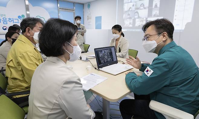 [서울=뉴시스] 김근수 기자 = 조규홍 보건복지부 장관이 지난달 31일 국가트라우마센터를 방문해 상황을 보고 받고 있다. (사진= 보건복지부 제공) 2022.11.10. photo@newsis.com *재판매 및 DB 금지