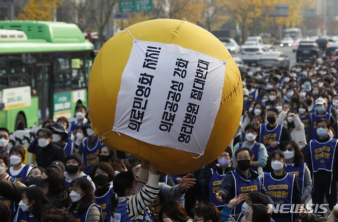 [서울=뉴시스] 고승민 기자 = 민주노총 공공운수노조 의료연대본부 회원들이 10일 서울 광화문 동화면세점 앞에서 '의료민영화 저지! 노동개악 저지! 인력감축 저지! 총파업총력투쟁 돌입' 집회를 열고 공굴리기 퍼포먼스를 하고 있다. 2022.11.10. kkssmm99@newsis.com