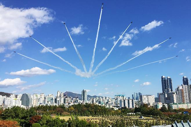 부산시는 부산 유엔기념공원을 향한 전 세계의 동시 묵념과 추모 행사인 '턴 투워드 부산' 유엔참전용사 국제추모식과 안장식을 11월 11일 오전 10시 50분 유엔기념공원에서 연다. 부산시 제공