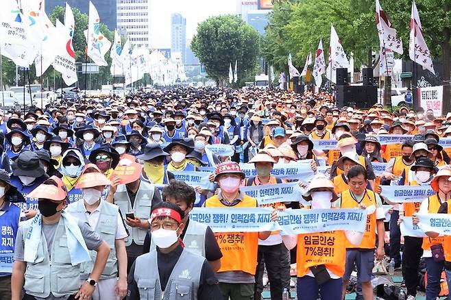 지난 8월10일 전국공무원노동조합 조합원들이 서울 용산구 대통령 집무실 인근에서 임금인상과 인력감축 저지를 주장하며 윤석열 정부를 규탄하는 총력투쟁 결의대회를 열고 있다. 연합뉴스