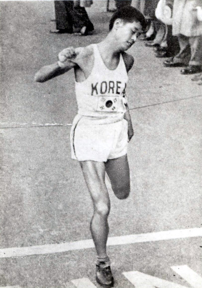 1950년 보스턴 마라톤에서 함기용 선생이 1위로 골인하는 장면.대한육상연맹 제공