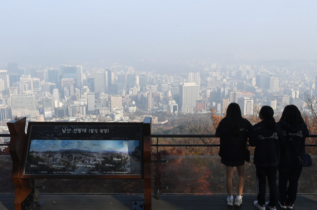 초미세먼지 농도가 '나쁨' 수준을 보인 9일 서울 중구 남산에서 현장학습을 나온 학생들이 안개와 미세먼지로 뒤덮인 도심을 바라보고 있다. 서울경제DB