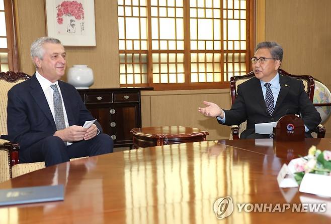 유엔 난민최고대표 만난 박진 장관 (서울=연합뉴스) 김승두 기자 = 박진 외교부 장관이 10일 서울 종로구 외교부 청사에서 필리포 그란디 유엔 난민최고대표를 만나 대화하고 있다. 2022.11.10 kimsdoo@yna.co.kr