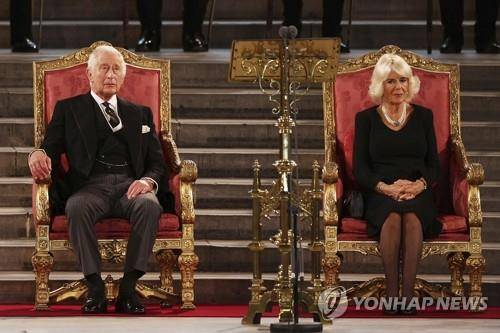 웨스트민스터홀서 상·하원 조문받는 찰스 3세 영국 국왕 [AP 연합뉴스 자료사진. 재판매 및 DB 금지]