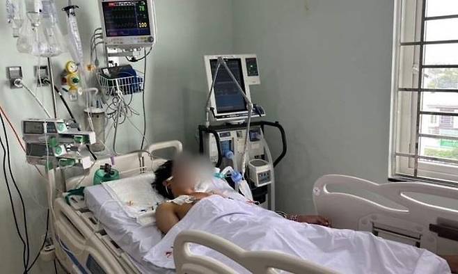장례식장에서 술을 마신 뒤 중독 증상으로 치료를 받고 있는 환자 [VN익스프레스 사이트 캡처. 재판매 및 DB 금지]