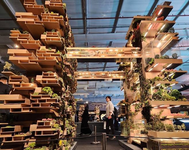 네옴시티 '더라인' 전시장의 모습 (리야드=연합뉴스) 네옴시티 '더라인'은 500m 높이의 수직 구조물에 주거, 공연, 상점, 공원 등 생활에 필요한 모든 시설을 배치한다는 구상이다. 사진은 '더라인' 전시장에 놓인 단면 모형. 2022.11.8 [사우디아라비아 공동 취재단]