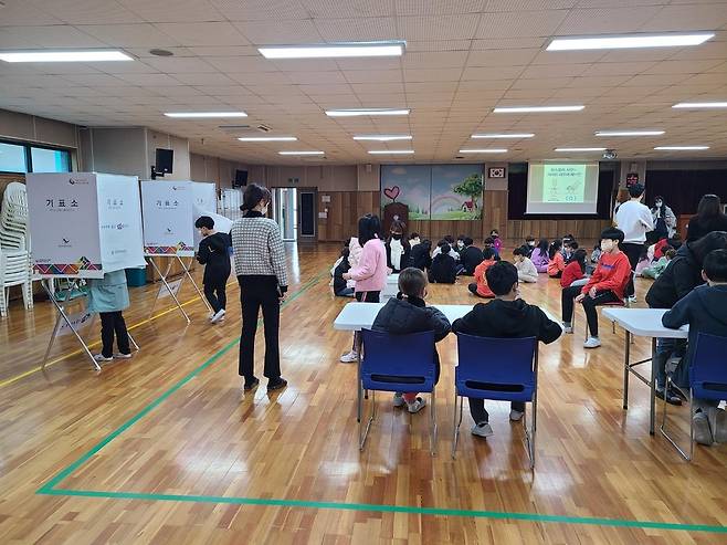 전주 완산초등학교 투표 장면  [전북도교육청 제공]