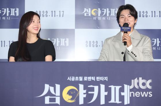 11일 오후 서울 용산구 CGV 용산아이파크몰에서 영화 '심야카페: 미씽 허니' 언론시사회가 열렸다. 정윤수 감독과 배우 채서진, 이이경, 신주환이 참석했다.   영화 '심야카페: 미씽 허니'는 결혼식 당일 사라진 연인(이이경)을 찾아 나선 윤(채서진)이 밤 12시부터 해 뜰 때까지 문을 여는 시공간이 초월된 심야카페에 초대되며 펼쳐지는 로맨틱 판타지물로 오는 11월 17일 개봉된다.  박세완 엔터뉴스팀 기자 park.sewan@jtbc.co.kr (콘텐트비즈니스본부)