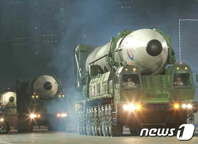 (평양 노동신문=뉴스1) = 북한 대륙간탄도미사일(ICBM) '화성-17형'. [국내에서만 사용가능. 재배포 금지. DB 금지. For Use Only in the Republic of Korea. Redistribution Prohibited] rodongphoto@news1.kr