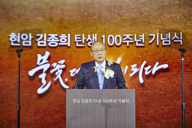 현암 탄생 100주년 기념식에서 김승연 회장이 인사말을 하고 있다