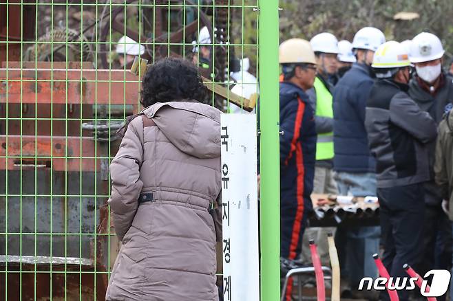 3일 오전 경북 봉화군 아연광산 매몰 사고 현장에서 한국광해광업공단 등 구조반 관계자들이 천공기를 이용해 확보한 지하 170m 지점에 내시경을 넣어 고립 작업자들의 생존 여부를 확인하고 있다. 뒤편에서 가족들이 구조작업을 애타게 지켜보고 있다. 2022.11.3/뉴스1 ⓒ News1 공정식 기자