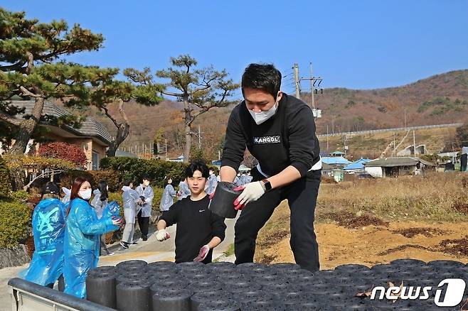 단국대학교 죽전캠퍼스 사회봉사단이 용인시의 한 취약계층에게 연탄을 전달하고 있는 모습.(단국대 제공)