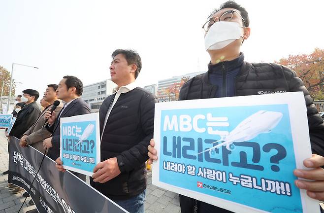 방송기자연합회와 전국언론노동조합, 한국기자협회, 한국여성기자협회, 한국영상기자협회, 한국피디연합회 등 8개 언론단체가 10일 오후 서울 용산구 대통령실 앞에서 긴급 기자회견을 열어 윤석열 대통령의 동남아 순방 전용기 탑승에서 <문화방송>(MBC) 취재진을 배제하는 것은 언론자유에 대한 명백한 도전이라며 규탄하고 있다. 김경호 선임기자 jijae@hani.co.kr