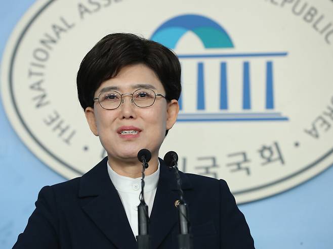 한국가스공사 사장에 내정된 최연혜 전 의원이 2020년 국회 정론관에서 21대 총선 불출마를 선언하는 기자회견을 하고 있다. 연합뉴스