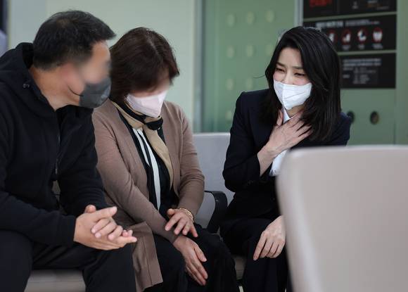 윤석열 대통령 부인 김건희 여사가 10일 이태원 참사로 서울 이대목동병원에서 투병 중 뇌사 판정 소견을 받고 장기 기증을 결정한 국군 장병 가족들을 찾아 위로하고 있다. [사진=대통령실]