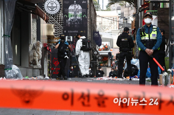 이태원 압사 참사를 수사 중인 서울경찰청 수사본부와 국립과학수사연구원들이 지난 10월31일 서울 용산구 이태원 압사 참사 현장을 합동감식하고 있다. [사진=김성진 기자]