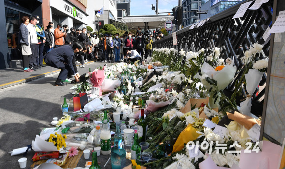 지난 10월31일 오후 서울 용산구 지하철 6호선 이태원역 1번 출구 앞에 마련된 '핼러윈 인파' 압사 사고 희생자 추모 공간에서 시민이 추모하고 있다. [사진=김성진 기자]