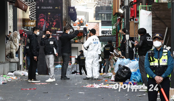 이태원 압사 참사를 수사 중인 서울경찰청 수사본부와 국립과학수사연구원들이 지난 10월31일 서울 용산구 이태원 압사 참사 현장을 합동감식하고 있다. [사진=김성진 기자]