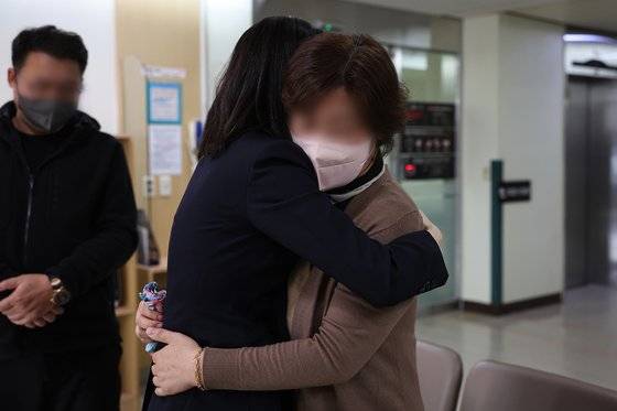 김건희 여사가 10일 서울 양천구 이대목동병원 장기이식센터에서 이태원 참사로 뇌사 판정을 받은 뒤 장기기증을 결정한 국군 장병의 가족을 위로하고 있다. 사진 대통령실